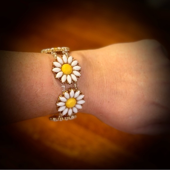 Hand Crafted Gold Daisy Bracelet - Picture 2 of 3